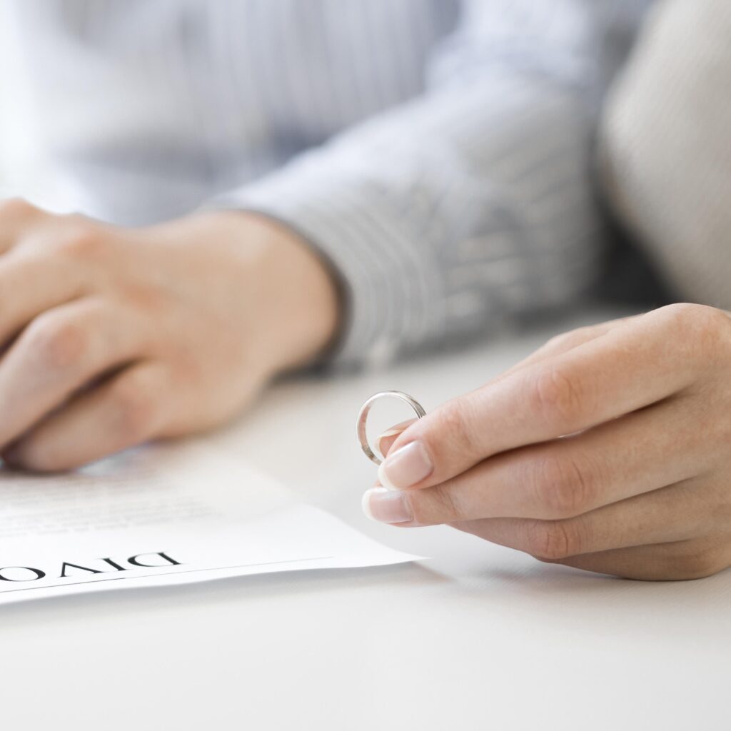 Separação e Divórcio: Qual a Diferença? 1 close up woman with marriage ring